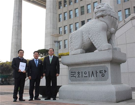 한국중견기업연합회가 4일 차기정부 정책과제를 국회 주요 정당에 전달했다. 사진 왼쪽부터 박양균 중견련 정책본부장, 반원익 중견련 상근부회장, 강호갑 중견련 회장. 사진제공=한국중견기업연합회