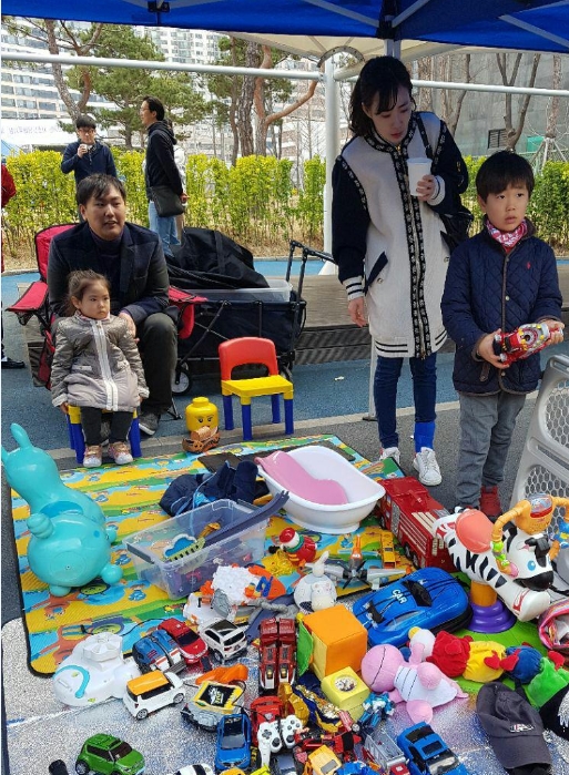 이준우 의원이 아이들이 썼던 장난감을 팔고 있다.