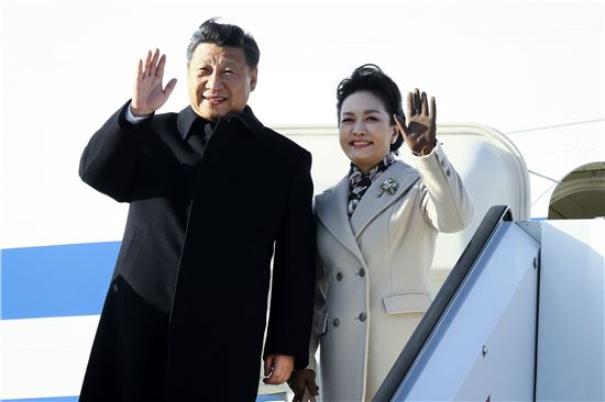 시진핑 중국 국가주석(왼쪽)과 부인 펑리위안 여사가 4일(현지시간) 오후 핀란드 헬싱키 공항에 도착한 뒤 손을 흔들고 있다.[출처=EPA연합]