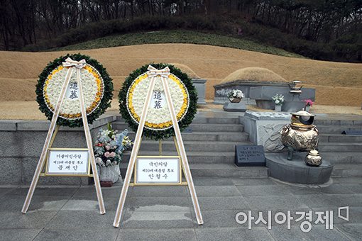[포토]박정희 묘역 앞에 나란한 문재인·안철수 조화