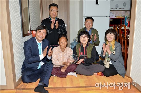 [포토]최영호 광주 남구청장, 100세 어르신 장수축하금 전달
