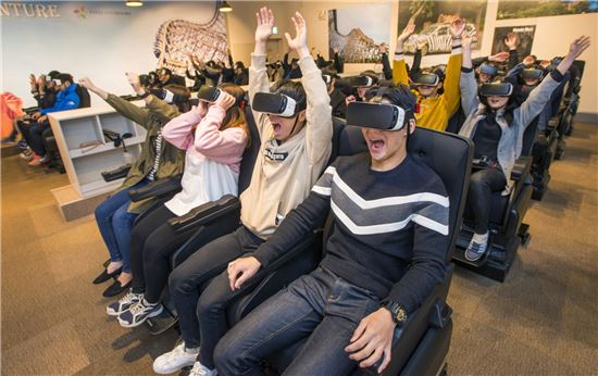에버랜드는 지난 1년간 25만명이 이용할 정도로 인기를 끈 가상현실 체험시설 'VR 어드벤처'를 7일 확대 오픈한다.
