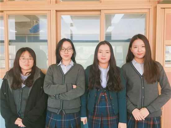 소녀상 뱃지 제작한 무학여고학생들: 왼쪽으로부터 박유빈, 김민정, 김선아, 이유리