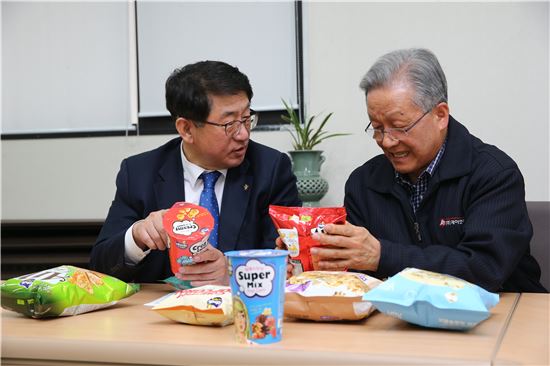 임채운 중소기업진흥공단 이사장(사진 왼쪽)이 김재호 제이앤이 대표와 제품에 대해 이야기를 나누고 있다.