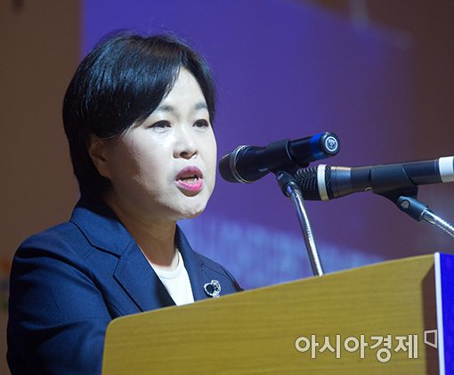 송희경 자유한국당 의원(국회 4차산업혁명 공동대표)이 6일 서울 여의도 전경련회관에서 열린 '2017 아시아미래기업포럼'에서 축사를 하고 있다. 