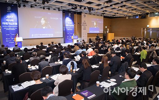 아시아경제가 6일 전경련 컨퍼런스센터에서 개최한 '2017 아시아미래기업포럼'에 400여명의 참가자들이 강연을 듣고 있다. 