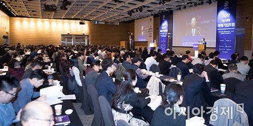 [포토]아시아미래기업포럼 찾은 박용만 회장