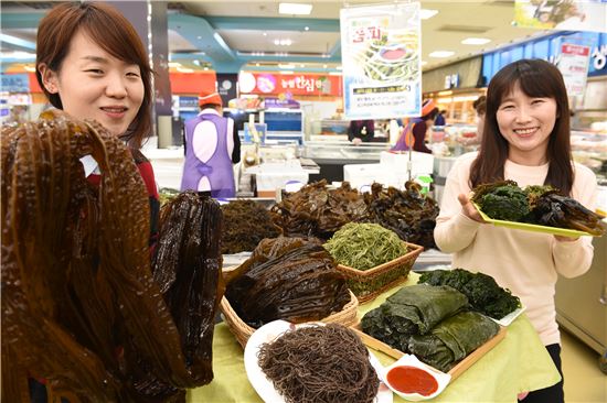  6일 서울 서초구 농협하나로마트 양재점에서 모델들이 면역력에 좋은 우리 해조류를 선보이고 있다. 
