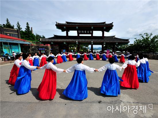 우수영 성문 앞에서 펼쳐진 무형문화재 8호 강강술래 공연