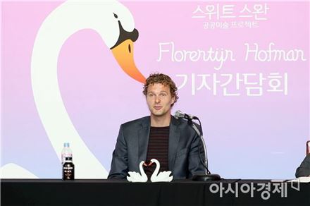 3년 전 러버덕, 백조 가족으로 돌아왔다