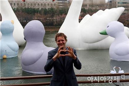 3년 전 러버덕, 백조 가족으로 돌아왔다