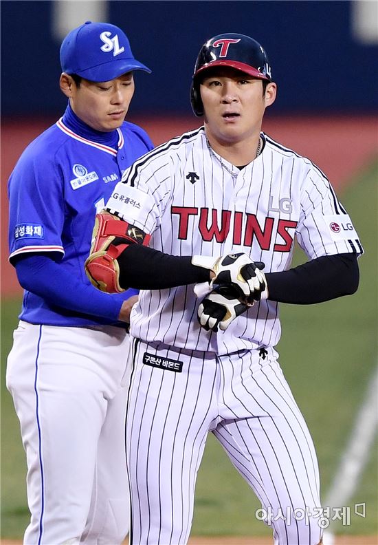 [포토]오지환, '3루타로 선취점 찬스'