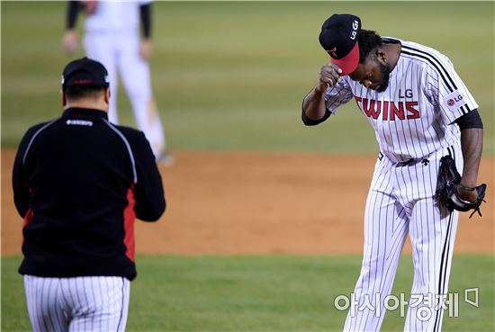 [포토]고개숙여 인사하는 소사
