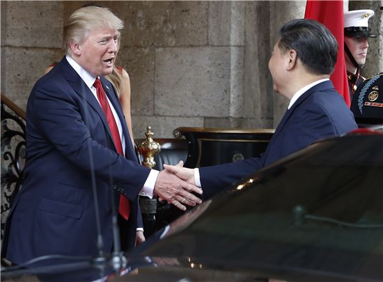 도널드 트럼프 미국 대통령이 6일(현지시간) 플로리다 마라라고리조트에 도착한 시진핑 중국 국가주석에게 악수를 청하고 있다. (사진=AP연합)