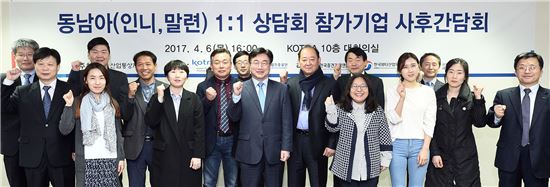 KOTRA는 6일 서울 서초구 KOTRA 본사에서 인도네시아와 말레이시아에서 열린 1대1 상담회 참가기업을 초청해 사후간담회를 개최했다. 윤원석 KOTRA 정보통상지원본부장(앞줄 4번째)과 상담회에 참가한 기업 관계자들이 기념촬영을 하고 있다.
