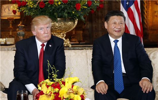 도널드 트럼프 미국 대통령과 시진핑 중국 국가주석이 정상회담에서 자리를 같이하고 있다.