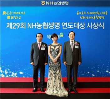 김용환 NH농협금융지주 회장(오른쪽 첫번째)과 서기봉 NH농협생명 사장(왼쪽 첫번째)이 대상 수상자인 성하선 북서울농협 중계본동지점 과장과 기념촬영을 하고 있다.