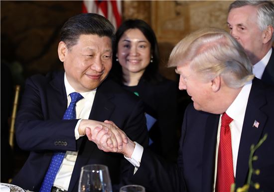 도널드 트럼프 미국 대통령(오른쪽)과 시진핑 중국 국가주석이 6일(현지시간) 만찬장에서 악수하고 있다.[사진=AP연합]