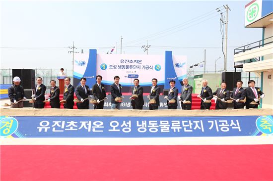 유경선 유진그룹 회장(왼쪽에서 9번째)이 7일 유진초저온 오성 냉동물류단지 기공식에 참석해 김동근 경기도부지사, 공재광 평택시장, 양원돈 유진초저온 대표 등과 시삽을 하고 있다.