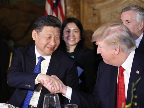 시진핑 중국 국가주석(왼쪽)과 도널드 트럼프 미국 대통령이 6일(현지시간) 미·중정상회담 만찬장에서 악수하고 있다. (사진=AP연합)