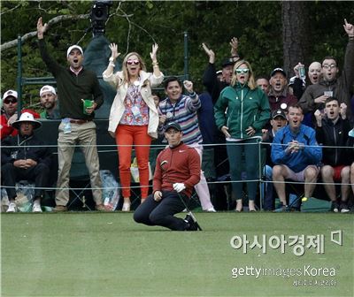 로리 매킬로이가 마스터스 첫날 16번홀(파3)에서 티 샷한 공이 홀을 스치자 아쉬워하고 있다. 오거스타(美 조지아주)=Getty images/멀티비츠
