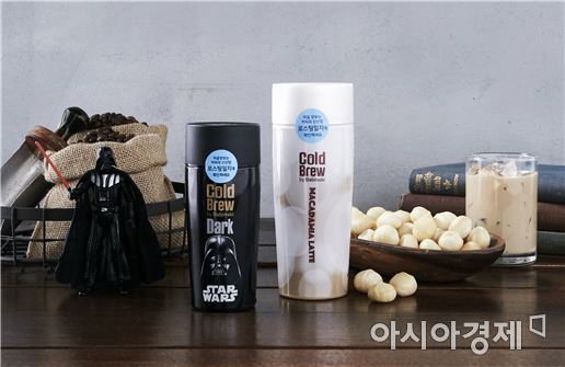 한국야쿠르트의 콜드브루 바이 바빈스키 '마카다미아 라떼'(오른쪽)와 '다크' 