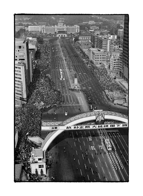 1979년 10월 26일. 유신으로 연장한 독재는 측근의 내분으로 급박한 종말을 맞았다. 상처를 움켜쥔 그는 말했다. "난, 괜찮다." 군인다운 담담함이지만, 죽음에 이른 이가 오히려 남아있는 무엇인가를 걱정하는 뉘앙스가 담겼다. 1979년 11월 3일 국장으로 치러진 마지막길에 몰려든 저 국민들은 무엇을 슬퍼하며 오열했을까.