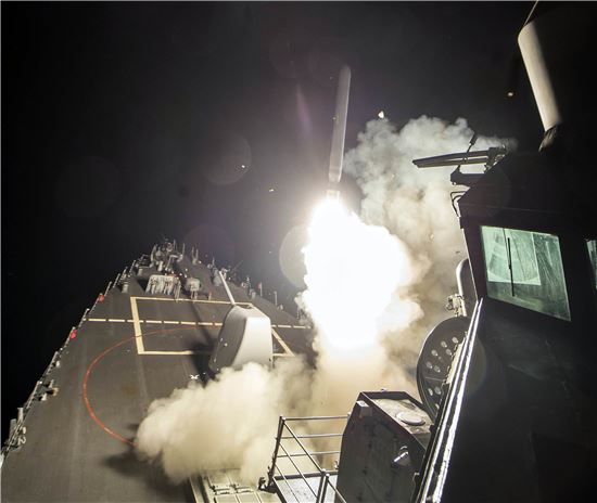 美, 시리아 향해 미사일 발사…트럼프의 中·北 경고?