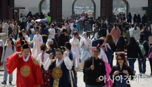 [포토]걷기 좋은 봄날