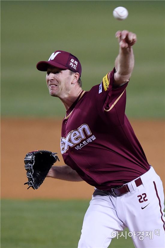 [포토]역투하는 넥센 선발 밴헤켄