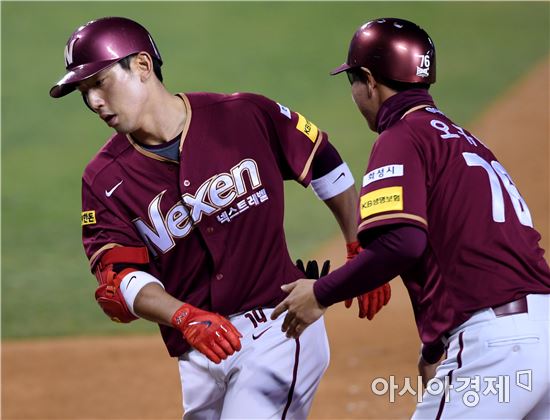 [포토]서건창, '서교수의 동점 솔로포'