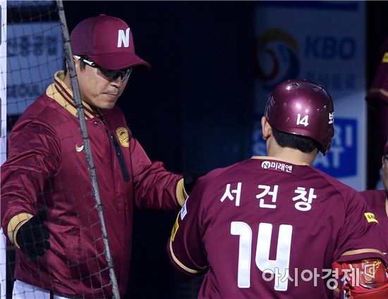 [포토]장정석 감독, '동점 홈런 좋았어'