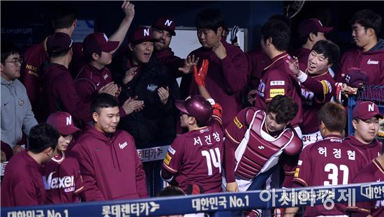 [포토]동료들과 동점포 기쁨 나누는 서건창