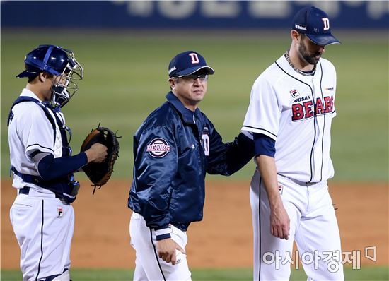 [포토]니퍼트, '4.2이닝 6실점 강판'