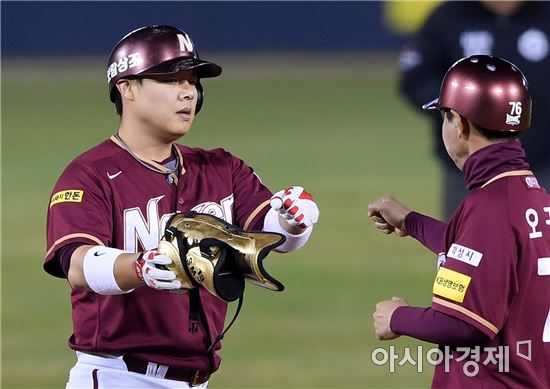 [포토]2루타 치고 출루하는 넥센 윤석민