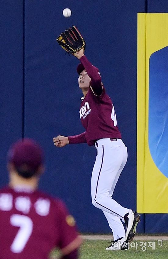 [포토]타구 잡아내는 넥센 이정후