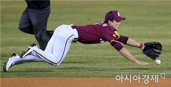 [포토]김하성, '다이빙 캐치를 시도하지만…'