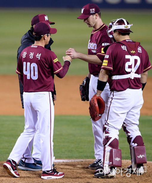 [포토]밴헤켄, 6.1이닝 1실점 호투 '첫 승 눈앞'