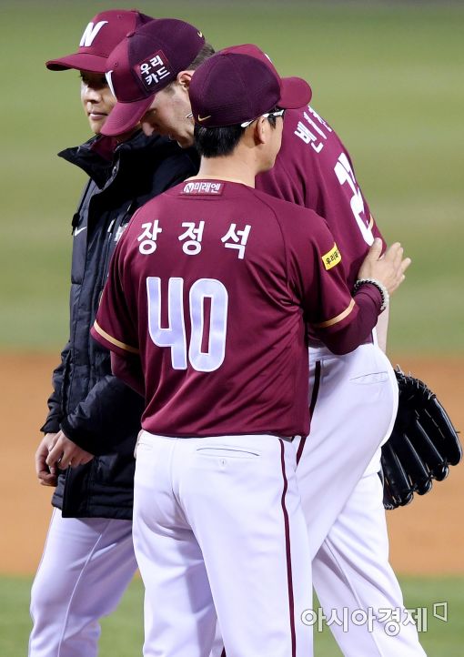 [포토]밴헤켄, 6.1이닝 1실점 호투 '첫 승 눈앞'