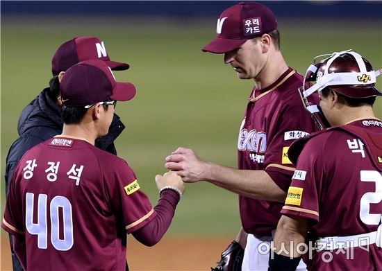 [포토]밴헤켄, 장정석 감독과 하이파이브