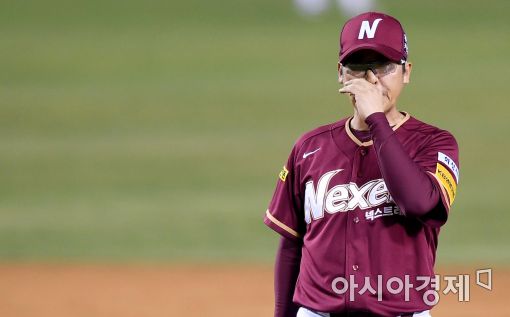 [포토]투수 교체 위해 마운드 방문하는 장정석 감독