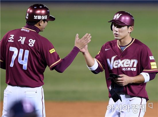 [포토]축하받는 넥센 서건창