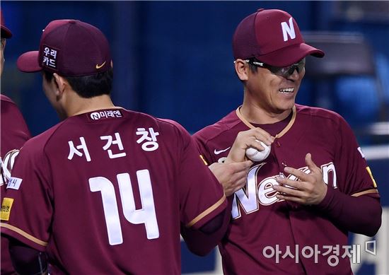 [포토]넥센 장정석 감독, '데뷔 첫 승에 함박 미소'