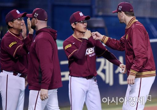 [포토]장정석 감독 '밴헤켄, 첫 승 선물 고마워'