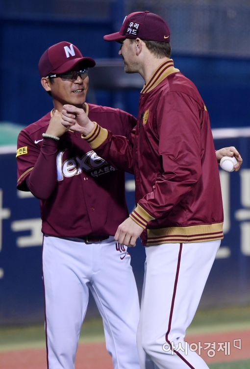 [포토]장정석 감독 '밴헤켄, 첫 승 선물 고마워'