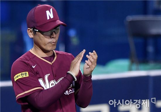 [포토]박수치는 장정석 감독, '데뷔 첫 승이야'