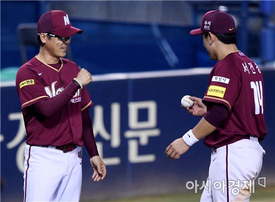 [포토]장정석 감독, '데뷔 첫 승 선물에 싱글벙글'