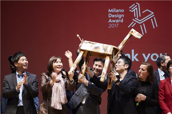LG가 밀라노 디자인 어워드 2017에서 대상을 수상하고 있다. (왼쪽부터 박준혁 LG디스플레이 OLED조명마케팅담당, 박성희 LG하우시스 디자인센터장, 노창호 LG전자 디자인센터장, 디자이너 토쿠진 요시오카)