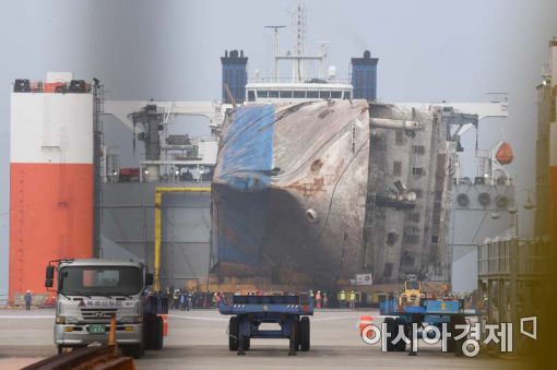 [포토]육상거치 준비하는 세월호 