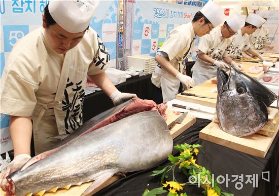 롯데몰 은평 관계자들이 555명의 고객에게 선착순으로 참치초밥을 즉석 제조, 제공하기 위한 해체 작업을 하고 있다. 